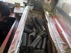 焼き台に炭を入れた様子