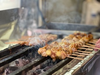 焼き鳥を焼いている様子