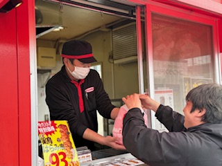 お客様に笑顔で商品をお渡しする様子