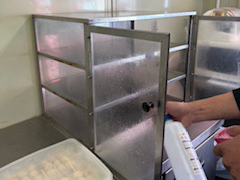 ケースを清潔に清掃している様子